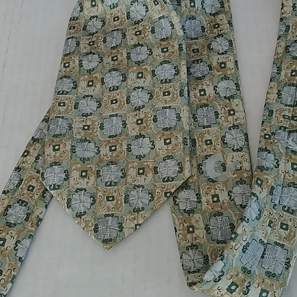 The Metropolitan Museum of Art 100% Imported Silk Tie Green/Tan Shades of Color - Picture 7 of 7